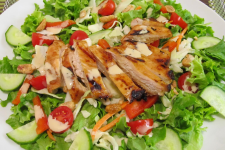 Sa-lát gà nướng sốt pesto 